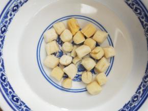 浸泡糯米时也提前泡好干贝。