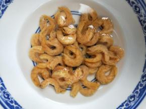 提前泡软虾仁。