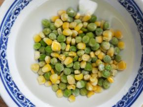 提前解冻玉米粒和青豆。
