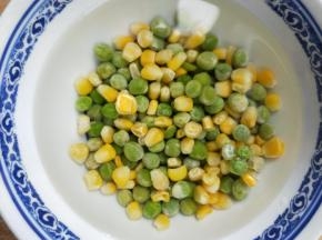 提前解冻玉米粒和青豆。