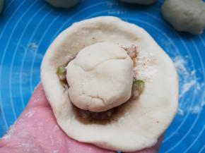 再将刚刚揪下来的小面团放在油酥上面。