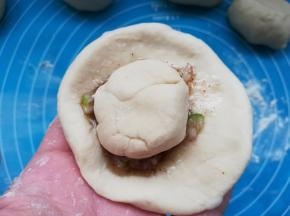 再将刚刚揪下来的小面团放在油酥上面。