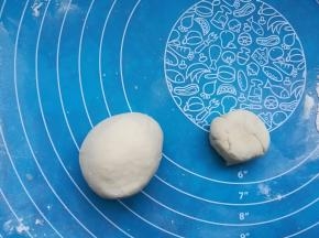 分好的面团，拿一个，揪下来一小块。