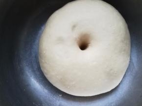 面团发酵至两倍大。
