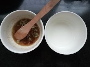 玉米油，香葱，五香粉，盐混合成油酥。白糖和温水混合融化备用（可以加一勺蜂蜜）。