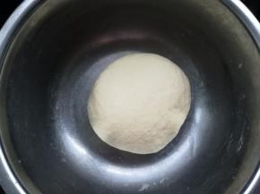 揉成光滑的面团，盖上湿布发酵。