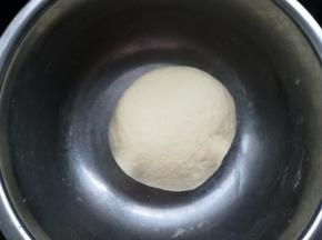 揉成光滑的面团，盖上湿布发酵。