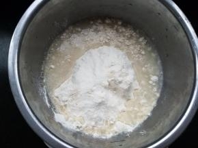 面粉中加入清水和酵母粉。