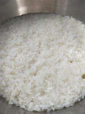 取出蒸熟的糯米，搅拌开放凉备用。