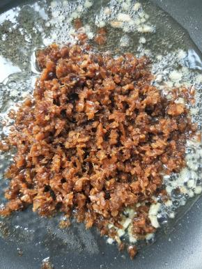 倒入腊肉碎，煸炒香。