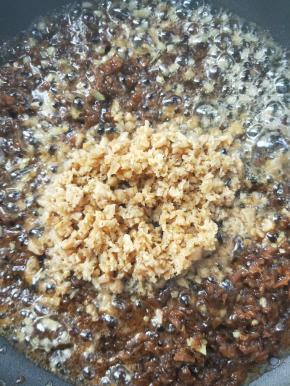 倒入虾仁碎，翻炒。