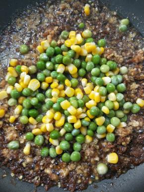 倒入青豆玉米粒，翻炒。