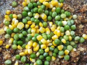 倒入青豆玉米粒，翻炒。