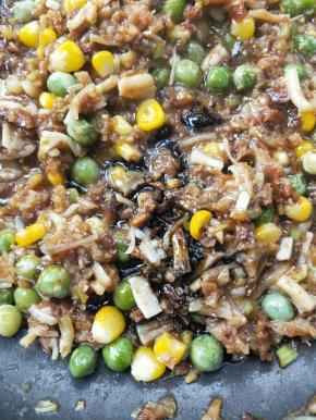 放生抽，老抽，盐适量。