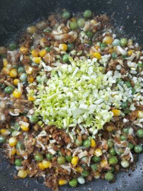 撒香葱白，翻炒。