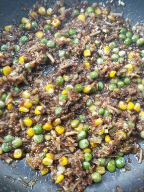 放花椒粉，翻炒。
～根据个人口味尝尝馅的味道再做调整，毕竟每个人口味不太一样。