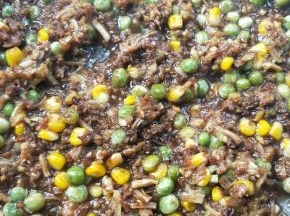 放花椒粉，翻炒。
～根据个人口味尝尝馅的味道再做调整，毕竟每个人口味不太一样。