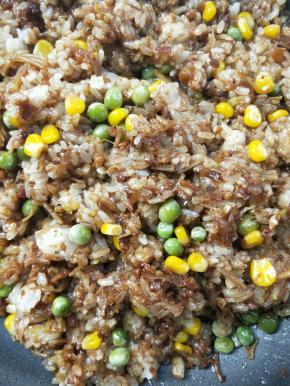 翻炒均匀，至糯米腊肉干贝虾仁馅熟了。