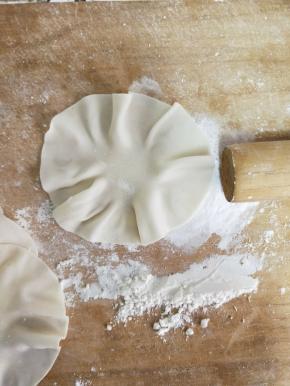 用擀面杖的一端，擀饺子皮的边，美美哒烧麦皮呈现在眼前了。