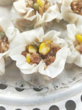 蒸锅水烧开，放入烧麦，蒸10分钟关火，焖5分钟再揭盖，朵朵花儿开( •̀∀•́ )。