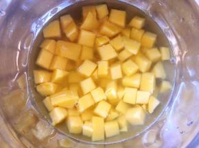 芒果切丁，用糖水泡一会，之后滤干备用