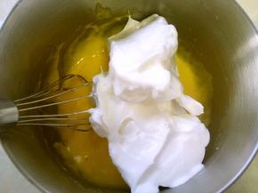 烤箱预热160度，取三分之一打发好的蛋白霜，加入到蛋黄糊中，用蛋抽翻拌均匀