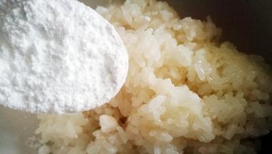 糯米泡发四小时蒸熟 加入白糖拌匀