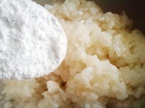糯米泡发四小时蒸熟 加入白糖拌匀