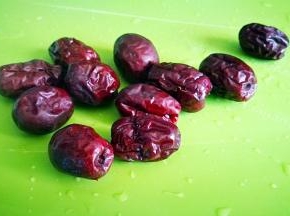 红枣隔水蒸熟