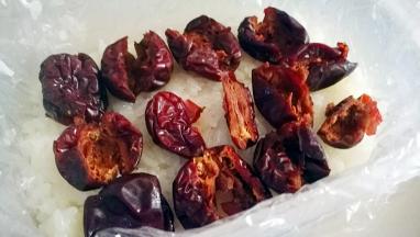 铺上去了核的红枣