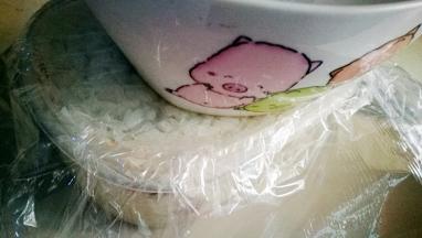 盖好保鲜膜用碗底压瓷实放入冰箱