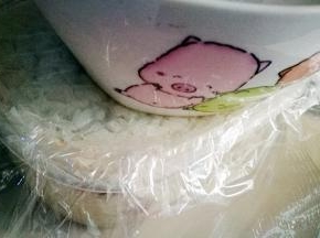 盖好保鲜膜用碗底压瓷实放入冰箱