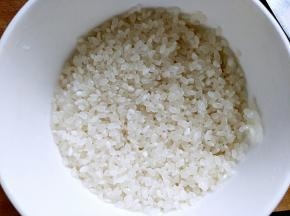 大米洗干净，加入一点食用油泡一会