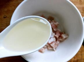 加入料酒和盐腌制片刻