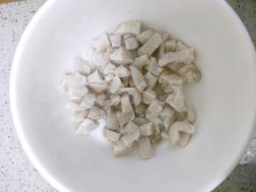 猪肉用开水焯一下