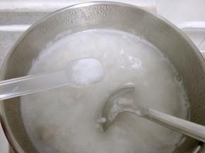 加入肉丁，再加入食盐