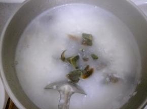 出锅前一分钟加入皮蛋块