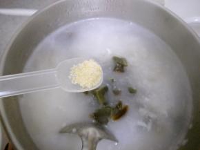 最后加入鸡精进行搅拌