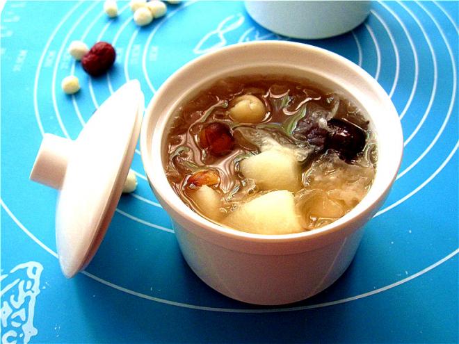 银耳莲子百合雪梨羹