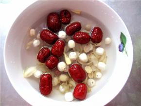 莲子、百合和红枣清洗浸泡一下