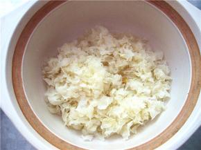 将银耳放入砂锅中