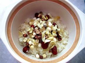 将其它食材全部放入砂锅中