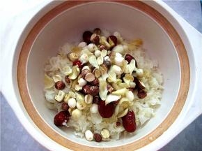 将其它食材全部放入砂锅中