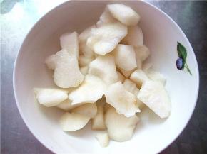 在炖制银耳莲子时开始加工梨，将梨子洗净后切块