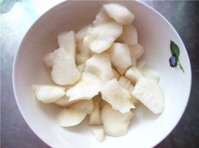 在炖制银耳莲子时开始加工梨，将梨子洗净后切块