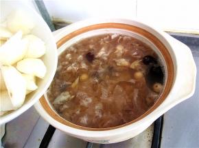 揭开锅盖将梨块放入