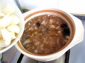揭开锅盖将梨块放入