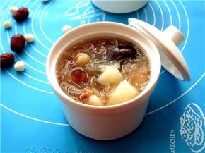 浓稠甜美的银耳百合莲子雪梨羹就可以享用啦