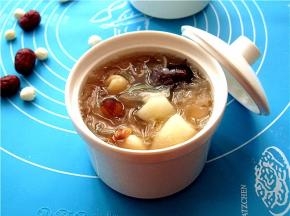浓稠甜美的银耳百合莲子雪梨羹就可以享用啦