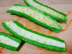 苦瓜洗净切开 去瓤和籽